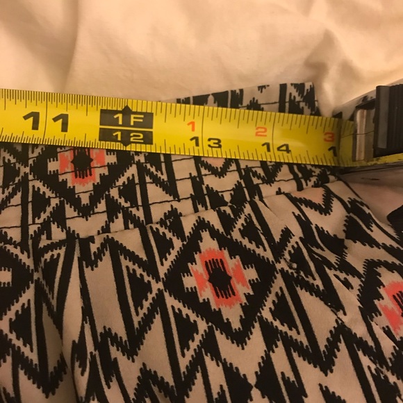 Tribal pattern Bermuda shorts - Picture 6 of 8